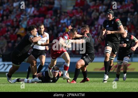 Llanelli, Großbritannien. 29. April 2023. Gareth Davies von den Scarlets macht eine Pause. Rugby im European Challenge Cup, Halbfinalspiel, Scarlets gegen Glasgow Warriors im Parc y Scarlets in Llanelli, Wales, am Samstag, den 29. April 2023. Bild von Andrew Orchard/Andrew Orchard Sportfotografie/Alamy Live News Kredit: Andrew Orchard Sportfotografie/Alamy Live News Stockfoto