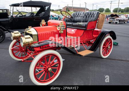 Ein Maxwell-Oldtimer aus dem Jahr 1909 wird auf einer Oldtimer-Ausstellung ausgestellt. Stockfoto