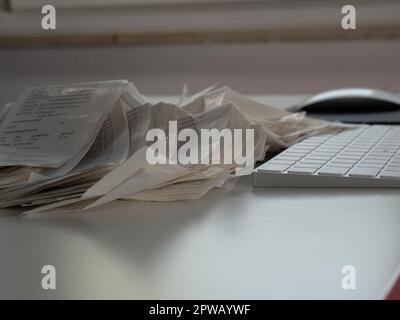 Papierquittungen in einem Stapel von Tickets. Nahaufnahme von Kasseneingängen. Stockfoto