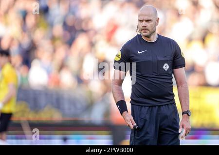 Breda, Niederlande. 29. April 2023. BREDA, NIEDERLANDE - APRIL 29: Schiedsrichter Rob Dieperink schaut auf das niederländische Keukenkampioendivisie-Spiel zwischen NAC Breda und Roda JC im Rat Verlegh Stadion am 29. April 2023 in Breda, Niederlande (Foto von Broer van den Boom/Orange Pictures). Kredit: Orange Pics BV/Alamy Live News Stockfoto