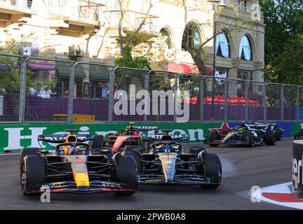 Baku, Aserbaidschan. 29. April 2023. #1 Max Verstappen (NLD, Oracle Red Bull Racing), #63 George Russell (GBR, Mercedes-AMG Petronas F1 Team), F1 Grand Prix von Aserbaidschan auf dem Baku City Circuit am 29. April 2023 in Baku, Aserbaidschan. (Foto von HIGH TWO) dpa/Alamy Live News Stockfoto