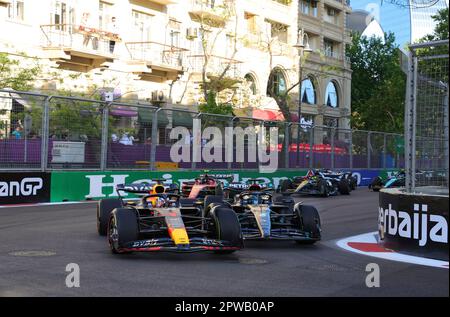 Baku, Aserbaidschan. 29. April 2023. #1 Max Verstappen (NLD, Oracle Red Bull Racing), #63 George Russell (GBR, Mercedes-AMG Petronas F1 Team), F1 Grand Prix von Aserbaidschan auf dem Baku City Circuit am 29. April 2023 in Baku, Aserbaidschan. (Foto von HIGH TWO) dpa/Alamy Live News Stockfoto