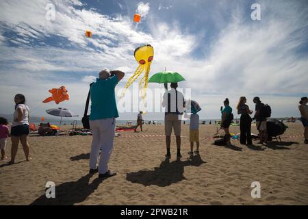 Malaga, Spanien. 29. April 2023. Während der internationalen Drachen-Ausstellung am Strand „La Misericordia“ sehen Menschen Drachen schweben. Das internationale Drachenfest 2023 bringt nationale und internationale Drachenpiloten zusammen, die an zwei Tagen an den Stränden der Stadt an einem Drachenausstellungsfestival und Akrobatikshows teilnehmen werden. (Foto: Jesus Merida/SOPA Images/Sipa USA) Guthaben: SIPA USA/Alamy Live News Stockfoto