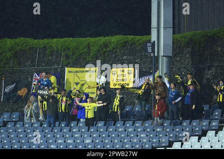 29. April 2023; Campbelltown Stadium, Sydney, NSW, Australien: A-League Fußball, MacArthur FC gegen Wellington Phoenix; Wellington Phoenix Fans unterstützen ihr Team Stockfoto