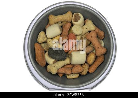 Hundefutter in Futterschüssel isoliert auf weißem Hintergrund Stockfoto
