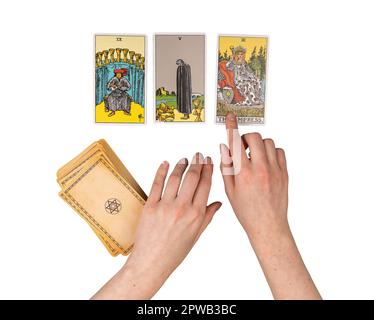 Lodz Poland April 15 2023 drei Karten verteilt, Tarot für Vergangenheit, Gegenwart und Zukunft, Schicksalsprognose isoliert auf Weiß. Stockfoto