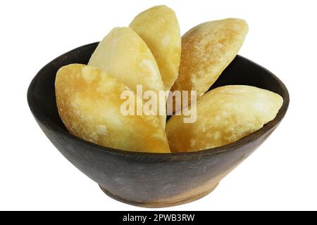 Palmzuckerstücke in einer Holzschüssel, isoliert auf weißem Hintergrund Stockfoto