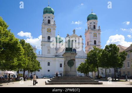 Passau, Bayern, Deutschland - 30. Mai 2022: St. Stephen's Cathedral ist eine barocke Kirche und der Sitz des katholischen Bischofs von Passau. Stockfoto