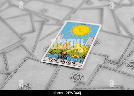 Lodz Poland 15 2023. April The Sun, große positive Arcana auf Tarotkarten-Hintergrund. Stockfoto