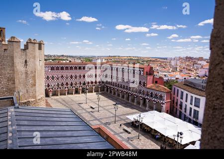 Badajoz, Spanien - 24. Juni 2022: Blick von oben auf die farbenfrohen Gebäude und Häuser auf dem Alta-Platz in Badajoz (Spanien) Stockfoto