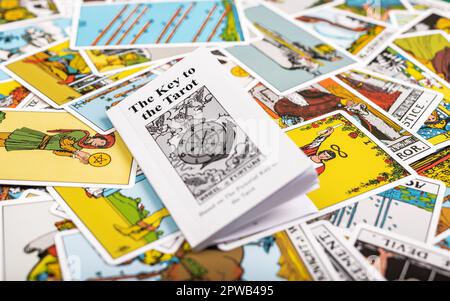 Lodz Polen April 15 2023 Tarotkarten und Buch, Wegweiser, Taro lesen. Stockfoto