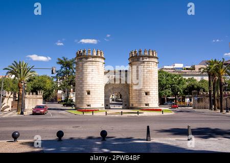 Badajoz, Spanien - 24. Juni 2022: Altes Tor von Palmas, Zugang zur Stadt an der Grenze zu Badajoz (Spanien) Stockfoto