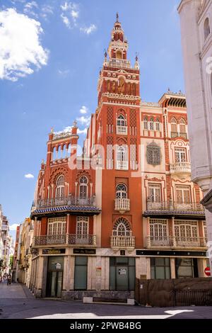Badajoz, Spanien - 24. Juni 2022: Giralda-Turm auf der Plaza de Soledad in Badajoz (Spanien) Stockfoto