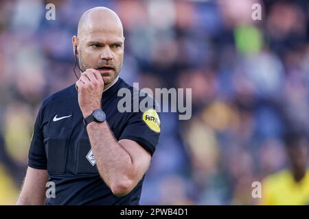 Breda, Niederlande. 29. April 2023. BREDA, NIEDERLANDE - APRIL 29: Schiedsrichter Rob Dieperink schaut auf das niederländische Keukenkampioendivisie-Spiel zwischen NAC Breda und Roda JC im Rat Verlegh Stadion am 29. April 2023 in Breda, Niederlande (Foto von Broer van den Boom/Orange Pictures). Kredit: Orange Pics BV/Alamy Live News Stockfoto