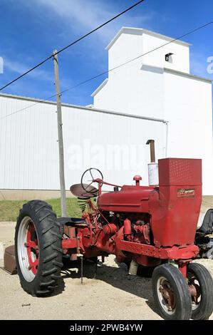 Waterman, Illinois, USA. Ein Oldtimer-Traktor ist ein Vorbild für eine Bauerngenossenschaft in einer kleinen Stadt im Norden von Illinois. Stockfoto