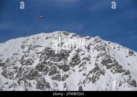 TOPR-Helikopter am Himmel während einer Rettungsaktion im Tatra-Gebirge in Polen im Winter. Stockfoto