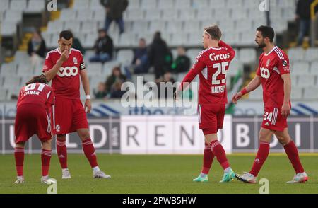 Brügge, Belgien. 29. April 2023. Nach einem Fußballspiel zwischen Cercle Brügge und Standard de Lüttich am Samstag, den 29. April 2023 in Brügge, am 1. (Von 6) Tag der Europa-Play-offs in der ersten Division der belgischen Meisterschaft, scheint Standard's Noe Dussenne deprimiert zu sein. BELGA PHOTO VIRGINIE LEFOUR Kredit: Belga News Agency/Alamy Live News Stockfoto