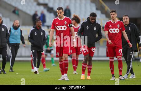 Brügge, Belgien. 29. April 2023. Nach einem Fußballspiel zwischen Cercle Brügge und Standard de Lüttich am Samstag, den 29. April 2023 in Brügge, am 1. (Von 6) Tag der Europa-Play-offs in der ersten Division der belgischen Meisterschaft, scheint Standard's Noe Dussenne deprimiert zu sein. BELGA PHOTO VIRGINIE LEFOUR Kredit: Belga News Agency/Alamy Live News Stockfoto