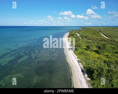 Wunderschöner Blick aus der Vogelperspektive auf den türkisfarbenen Meeresstrand in West Bay Seven Mile Grand Cayman Islands in der Karibik mit blauem Himmel Stockfoto
