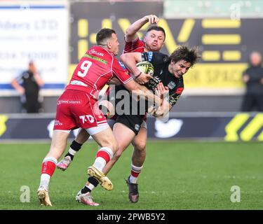 Ebastian Cancelliere of Glasgow Warriors wird von Steff Evans und Gareth Davies of Scarlets beim Halbfinalspiel des European Challenge Cup Llanelli Scarlets vs Glasgow Warriors im Parc y Scarlets, Llanelli, Vereinigtes Königreich, am 29. April 2023 (Foto von Craig Thomas/News Images) in, 4/29/2023, angegriffen. (Foto: Craig Thomas/News Images/Sipa USA) Guthaben: SIPA USA/Alamy Live News Stockfoto