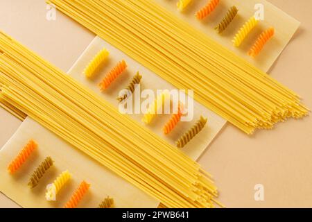 Italienische rohe Pasta, verschiedene Arten und Formen von Pasta. Italienisches Speisenkonzept. Flach verlegt Stockfoto