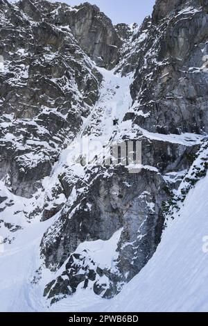 Icefall 'Kuluar Kurtyki' in der polnischen Tatra im Winter. Stockfoto