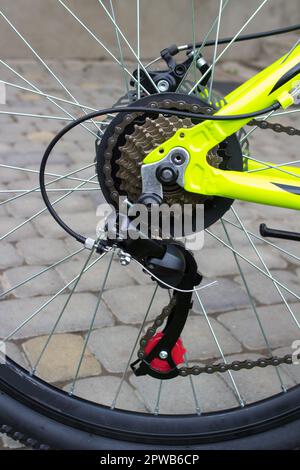 Detaildarstellung der Fahrradkette, des Derailleur und des Hinterrads, der Fahrradteile, des Mountainbikes, der Scheibenbremse, der Mountainbike-Teile, Hinteres Rad des Gangschalters Stockfoto