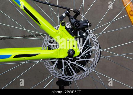 Nahaufnahme des Mechanismus der Scheibenbremse des Hinterrads Stockfoto