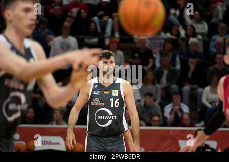 Giessen, Deutschland. 29. April 2023. Giessen, Deutschland, April 29. 2023: Julius Wolf ( 16 Vechta ) während der BARMER 2. Basketball-Bundesliga ProA-Spiel zwischen JobStairs Giessen 46ers und Rasta Vechta an der Sporthalle Giessen-Ost in Giessen. (Julia Kneissl/SPP) Kredit: SPP Sport Press Photo. Alamy Live News Stockfoto