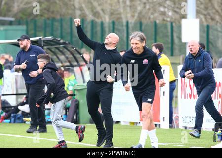 Horsfall Community Stadium, Bradford, England - 29. April 2023 Adam Murray Manager von AFC Fylde pumpt die Faust nach der letzten Pfeife, während sein Team die Liga als Champions gewann - während des Spiels Bradford Park Avenue gegen AFC Fylde, Vanarama National League North, 2022/23, Horsfall Community Stadium, Bradford, England - 29. April 2023 Kredit: Arthur Haigh/WhiteRosePhotos/Alamy Live News Stockfoto