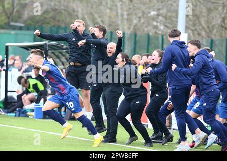 Horsfall Community Stadium, Bradford, England - 29. April 2023 Adam Murray Manager von AFC Fylde feiert seine Mannschaft als Sieger nach der letzten Pfiffe - während des Spiels Bradford Park Avenue gegen AFC Fylde, Vanarama National League North, 2022/23, Horsfall Community Stadium, Bradford, England - 29. April 2023 Kredit: Arthur Haigh/WhiteRosePhotos/Alamy Live News Stockfoto