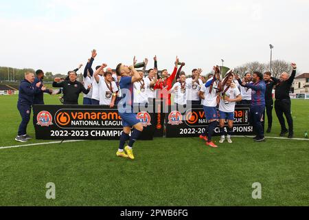 Horsfall Community Stadium, Bradford, England - 29. April 2023 AFC Fylde Spieler feiern den Sieg der Liga - Bradford Park Avenue gegen AFC Fylde, Vanarama National League North, 2022/23, Horsfall Community Stadium, Bradford, England - 29. April 2023 Guthaben: Arthur Haigh/WhiteRosePhotos/Alamy Live News Stockfoto