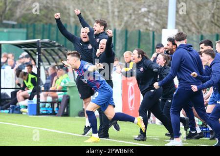 Horsfall Community Stadium, Bradford, England - 29. April 2023 Adam Murray Manager von AFC Fylde feiert seine Mannschaft als Sieger nach der letzten Pfiffe - während des Spiels Bradford Park Avenue gegen AFC Fylde, Vanarama National League North, 2022/23, Horsfall Community Stadium, Bradford, England - 29. April 2023 Kredit: Arthur Haigh/WhiteRosePhotos/Alamy Live News Stockfoto