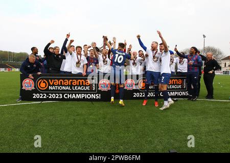 Horsfall Community Stadium, Bradford, England - 29. April 2023 AFC Fylde-Spieler feiern nach dem Abheben der Trophäe als Champions am Ende des Spiels - Bradford Park Avenue gegen AFC Fylde, Vanarama National League North, 2022/23, Horsfall Community Stadium, Bradford, England - 29. April 2023 Guthaben: Arthur Haigh/WhiteRosePhotos/Alamy Live News Stockfoto