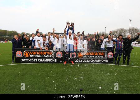 Horsfall Community Stadium, Bradford, England - 29. April 2023 Alex Whitmore (6) von AFC Fylde sammelt die Trophäe am Ende des Spiels, nachdem er Champion geworden ist - Bradford Park Avenue / AFC Fylde, Vanarama National League North, 2022/23, Horsfall Community Stadium, Bradford, England - 29. April 2023 Guthaben: Arthur Haigh/WhiteRosePhotos/Alamy Live News Stockfoto