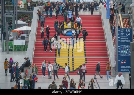 Leipzig, Deutschland. 28. April 2023. Besucher während der Leipziger Buchmesse. Die Leipziger Buchmesse findet vom 27. Bis 30. April 2023 im Leipziger Messezentrum Neue Messe statt. Es ist die jährliche internationale Buchmesse, die nach 3 Jahren Pandemie-Pause wieder stattfindet. Etwa 2000 Aussteller aus 40 Ländern stellen ihre neuen Bücher vor. Der Teil der Messe ist die Manga Comic Convention. (Kreditbild: © Yauhen Yerchak/SOPA Images via ZUMA Press Wire) NUR REDAKTIONELLE VERWENDUNG! Nicht für den kommerziellen GEBRAUCH! Stockfoto