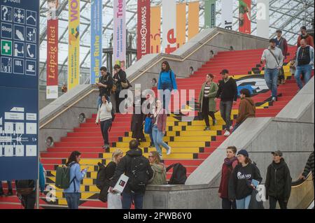 Leipzig, Deutschland. 28. April 2023. Besucher während der Leipziger Buchmesse. Die Leipziger Buchmesse findet vom 27. Bis 30. April 2023 im Leipziger Messezentrum Neue Messe statt. Es ist die jährliche internationale Buchmesse, die nach 3 Jahren Pandemie-Pause wieder stattfindet. Etwa 2000 Aussteller aus 40 Ländern stellen ihre neuen Bücher vor. Der Teil der Messe ist die Manga Comic Convention. (Kreditbild: © Yauhen Yerchak/SOPA Images via ZUMA Press Wire) NUR REDAKTIONELLE VERWENDUNG! Nicht für den kommerziellen GEBRAUCH! Stockfoto