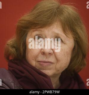 Die belarussische Literaturnobelpreisträgerin Svetlana Alexievich nimmt an einem Diskussionsseminar während der Leipziger Buchmesse Teil. Stockfoto