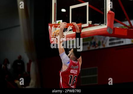 Giessen, Deutschland. 29. April 2023. Giessen, Deutschland, April 29. 2023: Igor Cvoroviv ( 18 Giessen ) während des BARMER 2. Basketball-Bundesliga ProA-Spiel zwischen JobStairs Giessen 46ers und Rasta Vechta an der Sporthalle Giessen-Ost in Giessen. (Julia Kneissl/SPP) Kredit: SPP Sport Press Photo. Alamy Live News Stockfoto