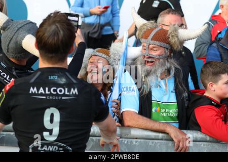 Llanelli, Großbritannien. 29. April 2023. Fans von Glasgow Warriors feiern nach dem Spiel mit George Horne von Glasgow Warriors. Rugby im European Challenge Cup, Halbfinalspiel, Scarlets gegen Glasgow Warriors im Parc y Scarlets in Llanelli, Wales, am Samstag, den 29. April 2023. Bild von Andrew Orchard/Andrew Orchard Sportfotografie/Alamy Live News Kredit: Andrew Orchard Sportfotografie/Alamy Live News Stockfoto