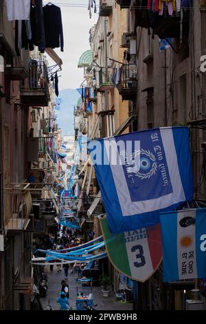 Neapel, Italien. 29. April 2023. Die Stadt Neapel bereitet sich mit fortlaufenden Dekorationen auf die Scudetto-Feiern der Fußballmannschaft SSC Napoli vor, die am Sonntag, den 30. April 2023, die italienische Serie A-Meisterschaft gewinnen könnte. © Foto: Cinzia Camela. Kredit: Live Media Publishing Group/Alamy Live News Stockfoto