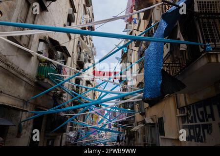 Neapel, Italien. 29. April 2023. Die Stadt Neapel bereitet sich mit fortlaufenden Dekorationen auf die Scudetto-Feiern der Fußballmannschaft SSC Napoli vor, die am Sonntag, den 30. April 2023, die italienische Serie A-Meisterschaft gewinnen könnte. © Foto: Cinzia Camela. Kredit: Live Media Publishing Group/Alamy Live News Stockfoto