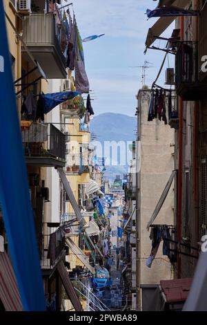 Neapel, Italien. 29. April 2023. Die Stadt Neapel bereitet sich mit fortlaufenden Dekorationen auf die Scudetto-Feiern der Fußballmannschaft SSC Napoli vor, die am Sonntag, den 30. April 2023, die italienische Serie A-Meisterschaft gewinnen könnte. © Foto: Cinzia Camela. Kredit: Live Media Publishing Group/Alamy Live News Stockfoto