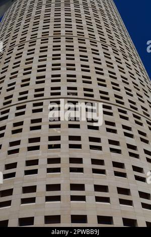 Es gibt viele Fenster im Gebäude im Sonnenlicht Stockfoto