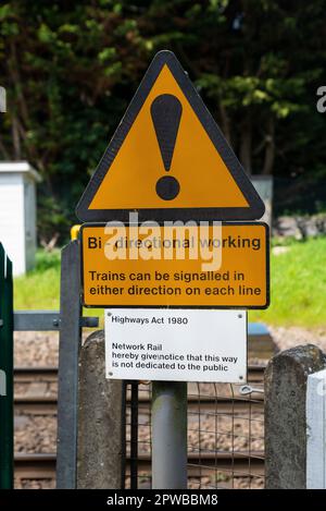 Warnschild für bidirektionale Arbeit an Church Lane Crossing, Margaretting, Ingatestone, Essex, UK. Züge können in beide Richtungen signalisiert werden. Schiene Stockfoto