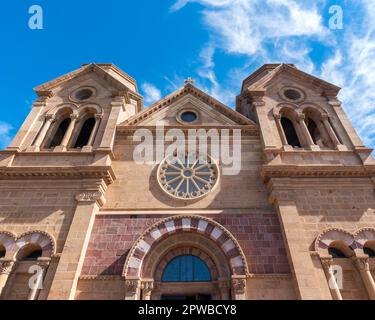 Horizontales Bild der Frontfassade der Kathedrale St. Francis von Assisi in Santa Fe, New Mexico, mit Rosenfenster und Türmen. Stockfoto