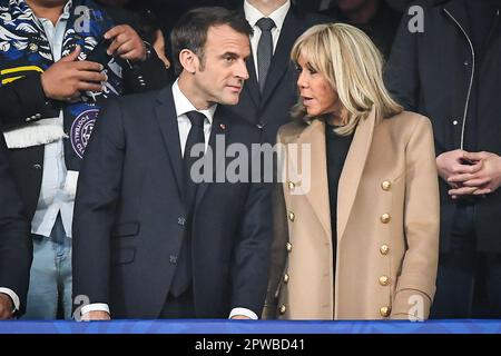 Saint-Denis, Frankreich, Frankreich. 29. April 2023. Der französische Präsident Emmanuel MACRON und die erste Dame Frankreichs, Brigitte MACRON, beim Finale des French Cup zwischen dem FC Nantes und dem FC Toulouse am 29. April 2023 im Stade de France in Saint-Denis bei Paris, Frankreich. (Kreditbild: © Matthieu Mirville/ZUMA Press Wire) NUR REDAKTIONELLE VERWENDUNG! Nicht für den kommerziellen GEBRAUCH! Stockfoto