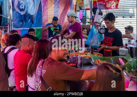 Philippinisches Street Food auf dem Markt von Quiapo, Manila, den Philippinen Stockfoto