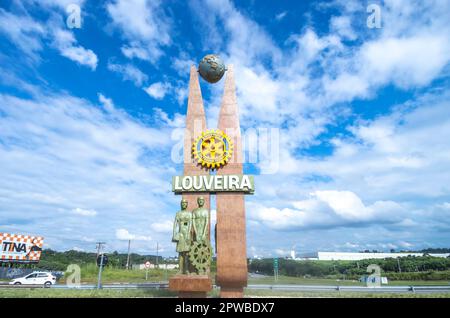 Louveira-sp, brasilien-27,2023 Eingang von louveira, Skulptur, die die Rotary Organisation repräsentiert. Stockfoto