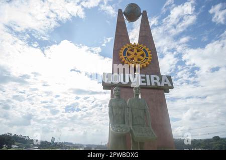 Louveira-sp, brasilien-27,2023 Eingang von louveira, Skulptur, die die Rotary Organisation repräsentiert. Stockfoto